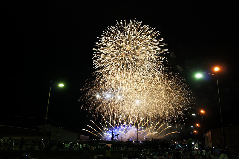 須賀川の夜空を彩る大輪の花々 須賀川市釈迦堂川花火大会